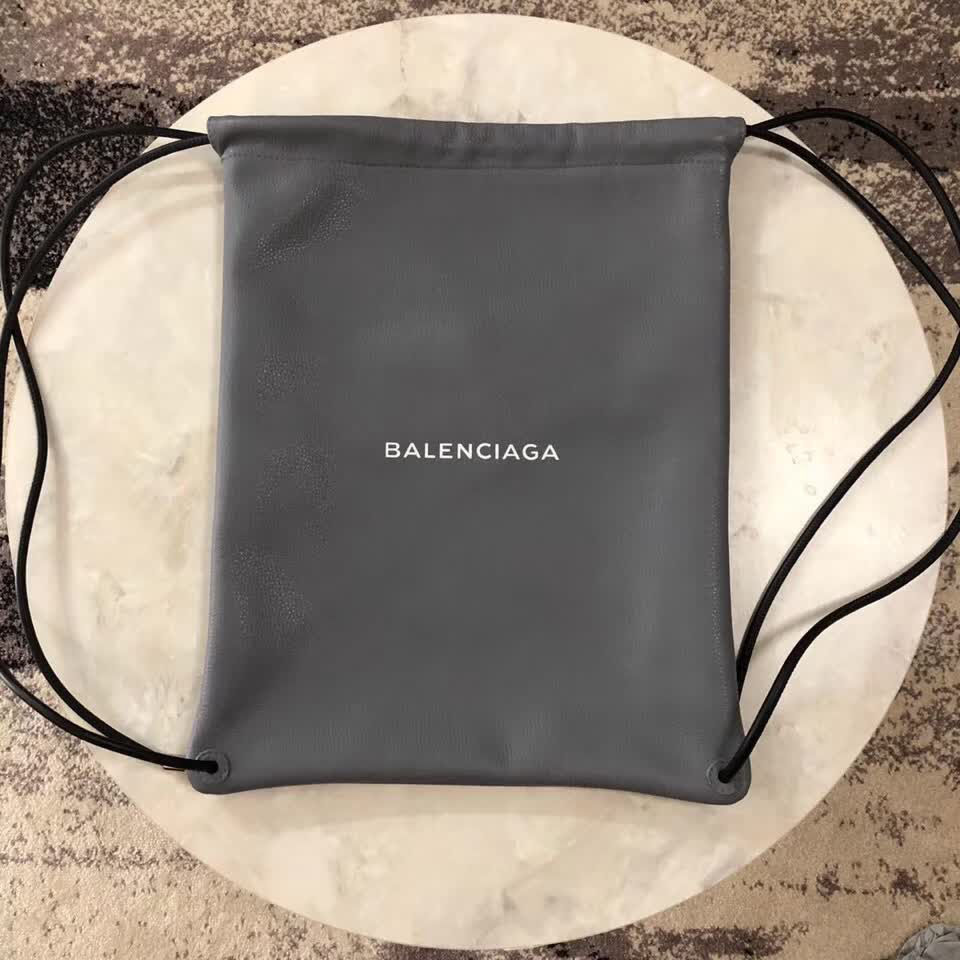 BALENCIAG巴黎世家 新品 抽繩背包  BL1557